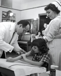 “Polio Vaccine Field Trial” 1954 - Jonas Salk somministra il vaccino.